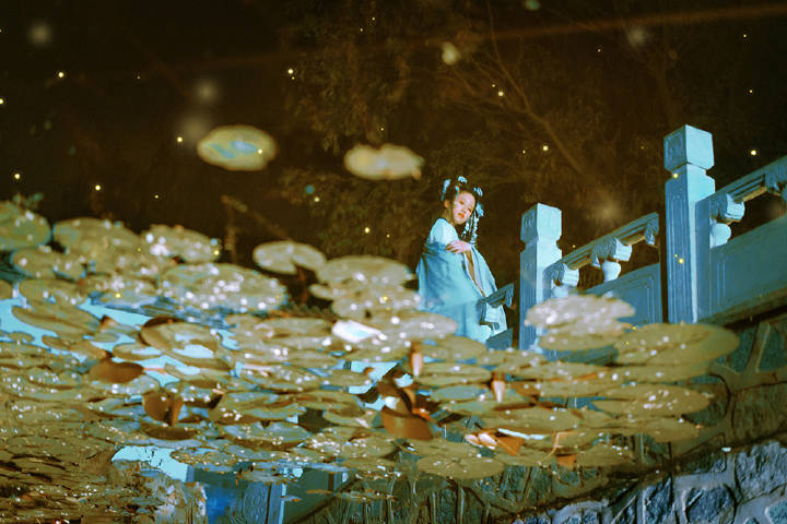 #汉服摄影#
「水天清话，院静人销夏。」
出镜：@-辞川-
摄影后期排版：@味阿味
妆造：@小P是软汉
协力：@__苏淩 @锦玄_
