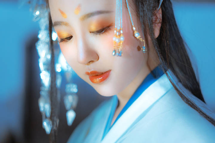 #汉服摄影#
「水天清话，院静人销夏。」
出镜：@-辞川-
摄影后期排版：@味阿味
妆造：@小P是软汉
协力：@__苏淩 @锦玄_
