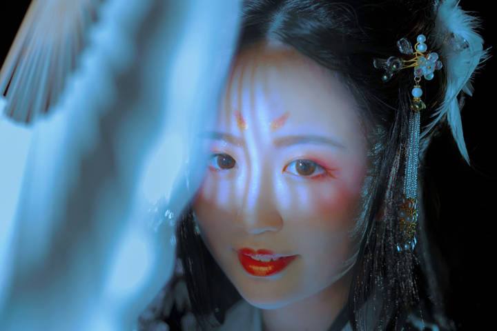 #汉服摄影#
「水天清话，院静人销夏。」
出镜：@-辞川-
摄影后期排版：@味阿味
妆造：@小P是软汉
协力：@__苏淩 @锦玄_
