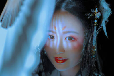 #汉服摄影#
「水天清话，院静人销夏。」
出镜：@-辞川-
摄影后期排版：@味阿味
妆造：@小P是软汉
协力：@__苏淩 @锦玄_
