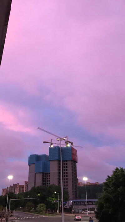 粉红色的天空，是台风天的前兆，（烦恼越来越多）