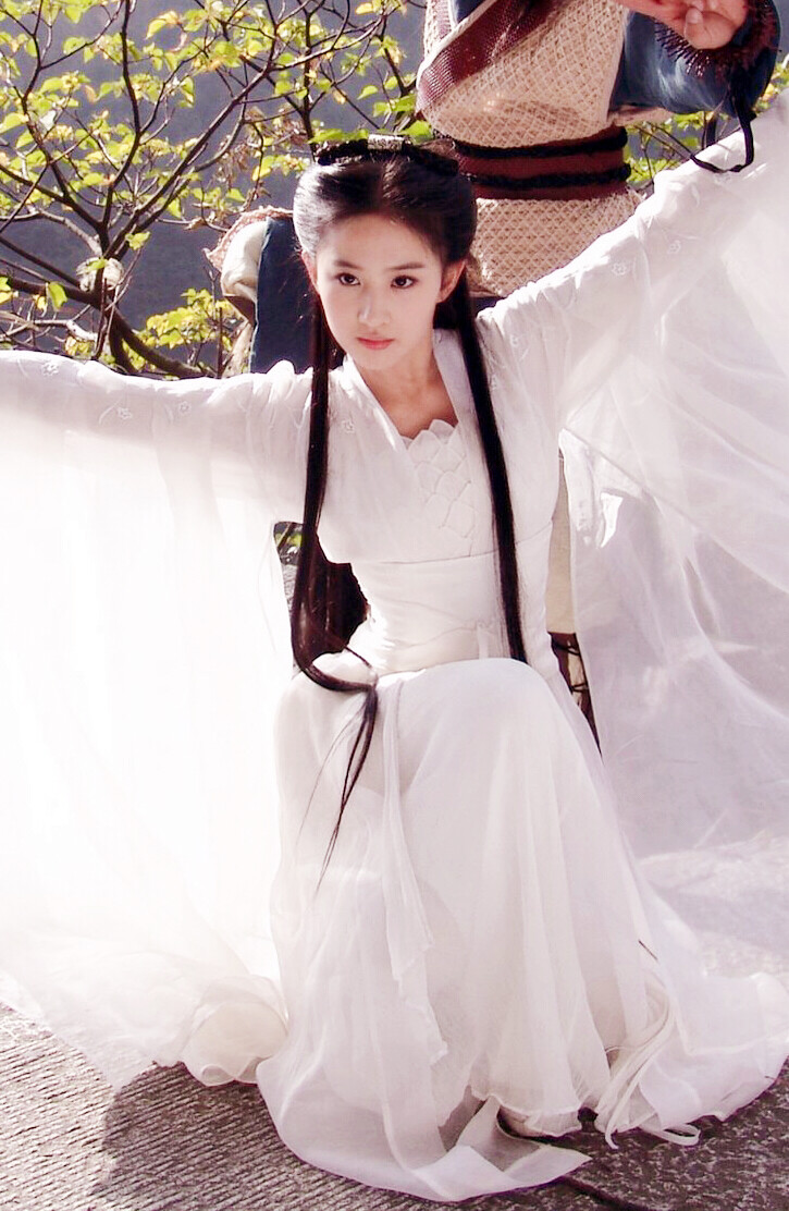 刘亦菲 小龙女 2006电视剧《神雕侠侣》现场花絮图
野径斜入终南山
孤高傲世人如兰
冷吟秋色古墓寒
清旷远泊比云烟
雪为肌肤冰是魄
柔情如梦佳期短
舞风回雪玉女剑
十六载，相思染
携手归隐五岳间
—— 《神雕侠侣》小龙女
图文by zt千山暮雪
