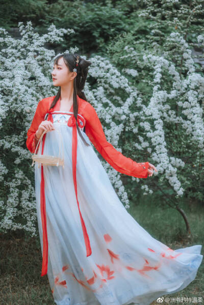 张家有女初长成，养在深闺人未识。
碧玉年华园中游，谁家公子记心头？
摄影：@洲爷矜持温柔
模特：@-绮罗苏-
师傅：@疯子Charles
#hello六月##昆明约拍#
