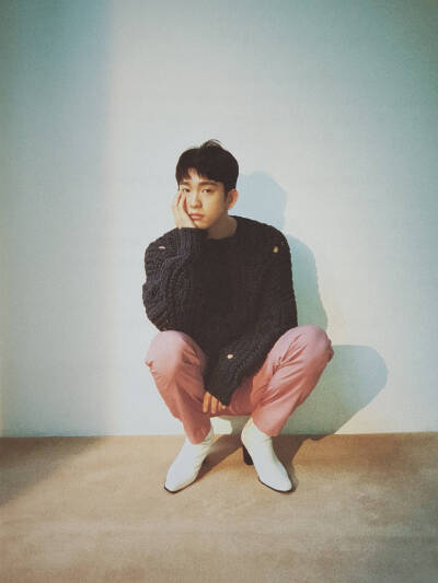 朴珍荣（Jinyoung），1994年9月22日出生于韩国庆尚南道昌原市。韩国歌手、演员，韩国男子组合GOT7成员。2009年，获得JYP Entertainment公开选秀第一名 ；2012年1月，出演KBS电视剧《Dream High2》，以演员身份出道 …