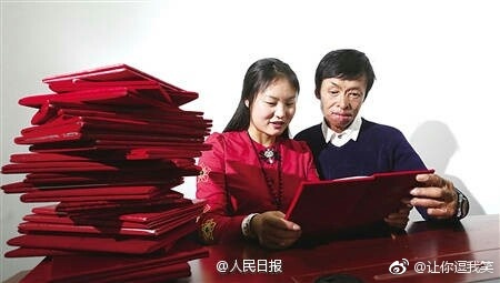 【小伙因救人被烧伤毁容 女孩甘心陪他流浪】陕西小伙殷先生在2006年一场火灾中勇救13人却被烧伤，后来靠献唱为生。女孩汪小姐被歌甜心善的他打动，不顾家人反对执意嫁他，陪他流浪。两人一起来到重庆，还挤出钱做慈善，7年共捐款30余万。“我愿伴他，他走到哪，我跟到哪。” ​