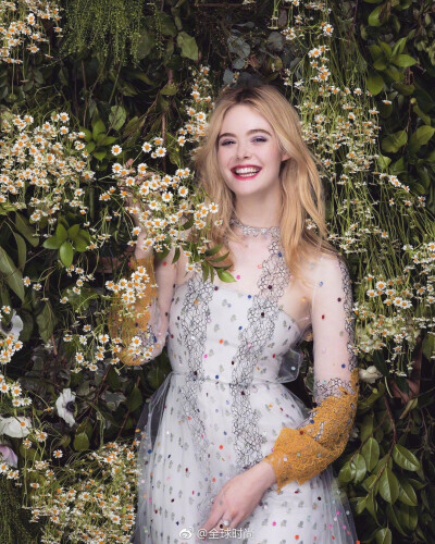 ElleFanning 时尚画报拍摄，与花朵融为一体的精灵，甚是好看！[心] ​