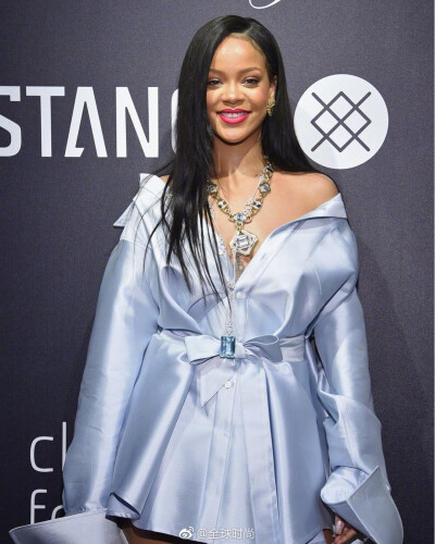 #Rihanna# 身穿银灰色衬衫裙与母亲出席活动，有些人的热情就是能从骨子里透出来，感染到别人！ ?