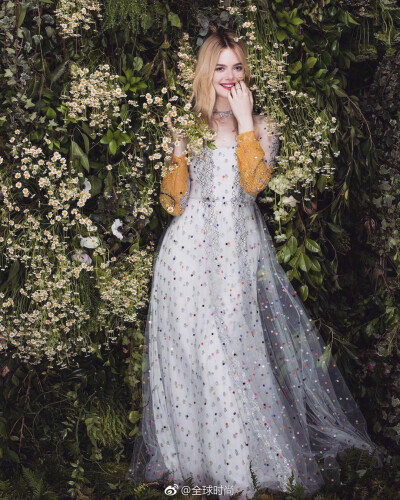 ElleFanning 时尚画报拍摄，与花朵融为一体的精灵，甚是好看！[心] ​