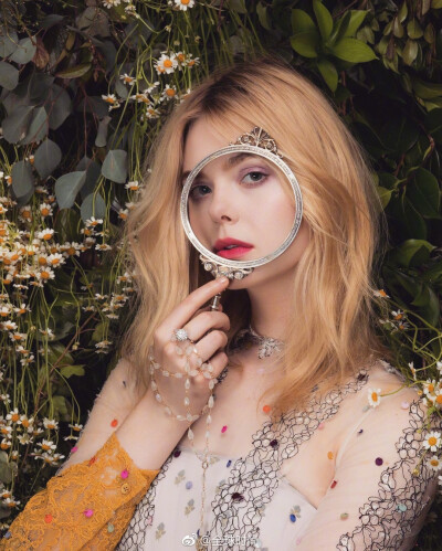 ElleFanning 时尚画报拍摄，与花朵融为一体的精灵，甚是好看！[心] ​