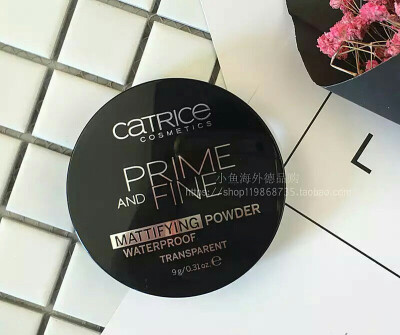 catrice prime and fine mattifying powder
蜜粉饼 9g
控油效果一般，夏季大概维持不到几个小时出油。这块适合秋冬季或者初夏空调房u区定妆用控油就刚刚好，配的镜子很清
干粉扑上的话妆效不算特别好看…