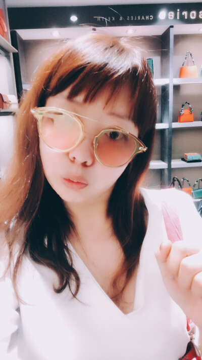 去CHARLES&KEITH 买鞋子，来个Glasses shou！