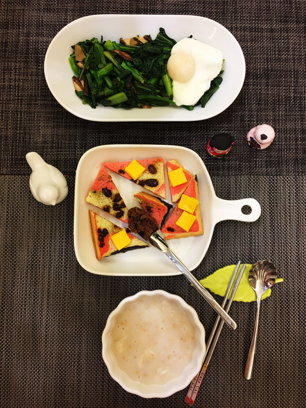 #姜姜的美食每刻#周日，早上好！今日早餐：菜心炒香菇+温泉蛋，花色吐司片，燕麦粥
#一件事，想通了就是天堂，想不通就是地狱。既然活着，就要活好。有些时候我们由于太小心眼，太在意身边的琐事而因小失大，得不偿失。有些事是否能引来麻烦和烦恼，完全取决于我们如何看待和处理它。别总拿什么都当回事，别去钻牛角尖，别太要面子，别小心眼。不在意，就是一种豁达、一种洒脱。#