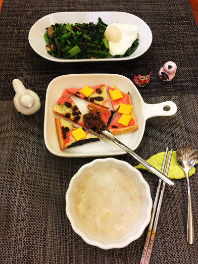 #姜姜的美食每刻#周日，早上好！今日早餐：菜心炒香菇+温泉蛋，花色吐司片，燕麦粥
#一件事，想通了就是天堂，想不通就是地狱。既然活着，就要活好。有些时候我们由于太小心眼，太在意身边的琐事而因小失大，得不偿…