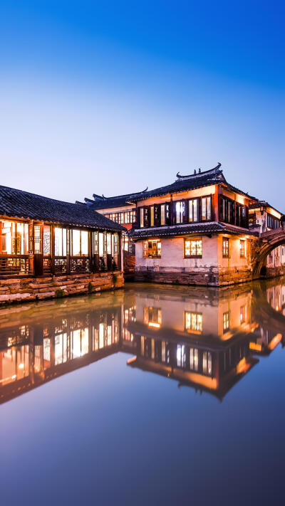 周庄古镇
位于苏州昆山市，是江南六大古镇之一。有“中国第一水乡”的美誉。