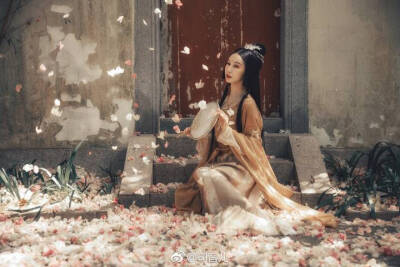 晓来风雨，万花飘落。
叹韶光，虚过却。
芳草萋萋，映楼台，淡烟漠漠。
纷纷絮飞院宇，燕子过朱阁。
衣 | @都城南庄传统服饰
出境‖@司音儿