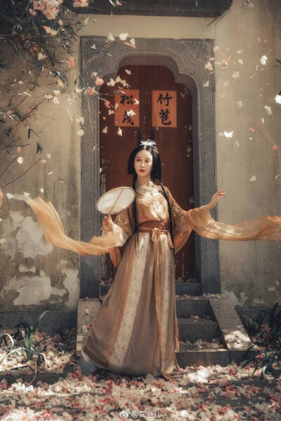 晓来风雨，万花飘落。
叹韶光，虚过却。
芳草萋萋，映楼台，淡烟漠漠。
纷纷絮飞院宇，燕子过朱阁。
衣 | @都城南庄传统服饰
出境‖@司音儿