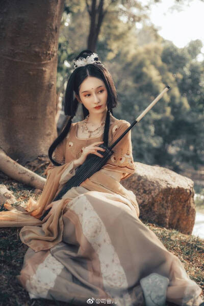 晓来风雨，万花飘落。
叹韶光，虚过却。
芳草萋萋，映楼台，淡烟漠漠。
纷纷絮飞院宇，燕子过朱阁。
衣 | @都城南庄传统服饰
出境‖@司音儿