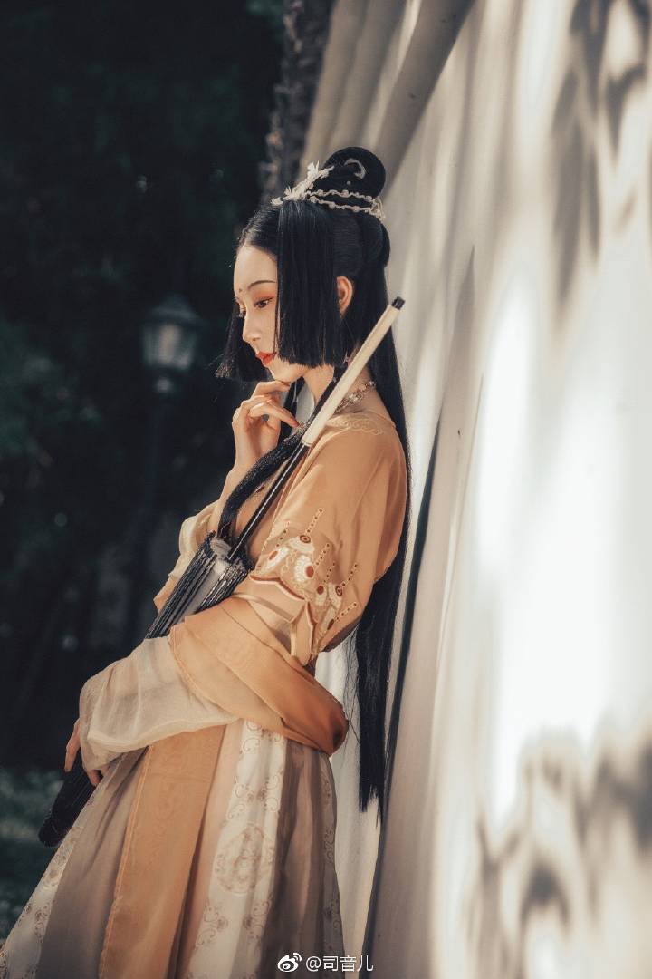 晓来风雨，万花飘落。
叹韶光，虚过却。
芳草萋萋，映楼台，淡烟漠漠。
纷纷絮飞院宇，燕子过朱阁。
衣 | @都城南庄传统服饰
出境‖@司音儿