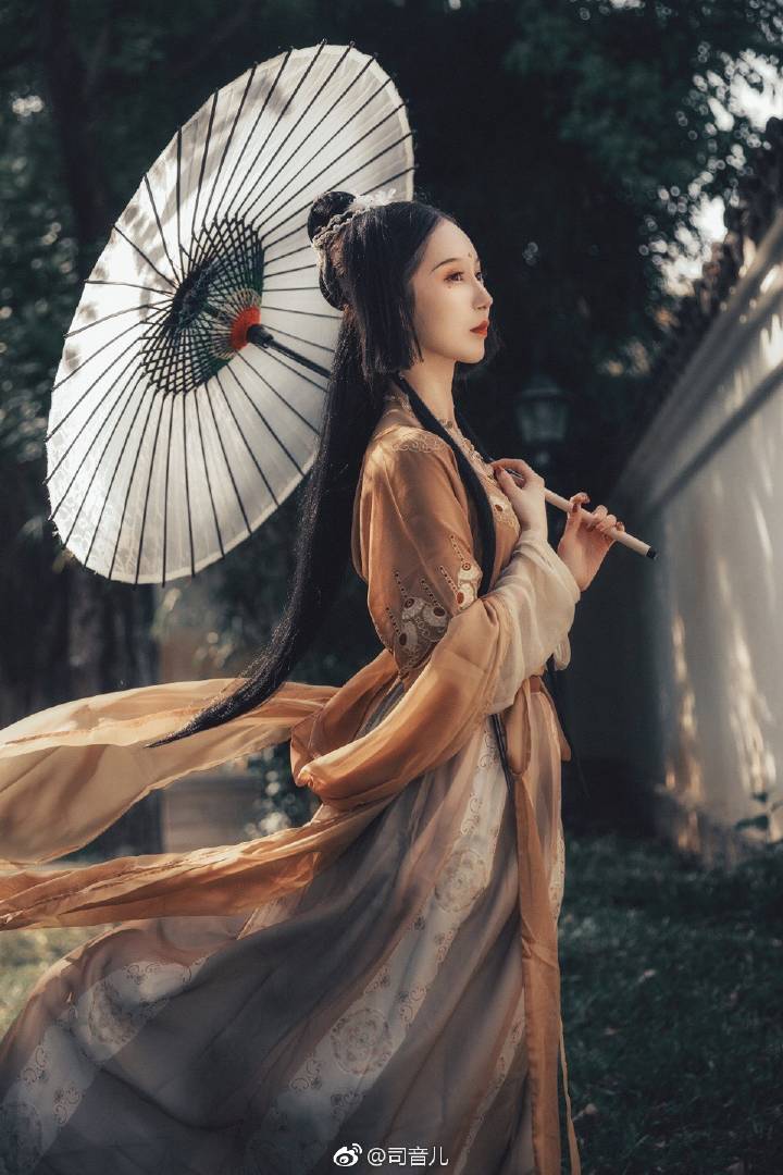 晓来风雨，万花飘落。
叹韶光，虚过却。
芳草萋萋，映楼台，淡烟漠漠。
纷纷絮飞院宇，燕子过朱阁。
衣 | @都城南庄传统服饰
出境‖@司音儿