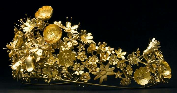 The Nassut Tiara
丹麦女王的黄金头冠，2012年由丹麦珠宝商Nicholas Appel制造，欧洲皇室的头冠后世多见钻石冠，黄金材质很少见。