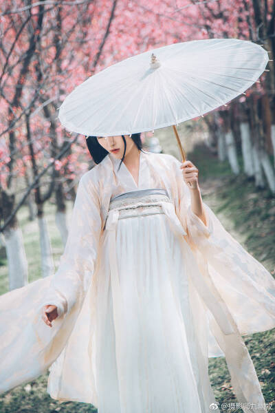 祝你岁月无波澜
摄影：@摄影师九幽牧
#成都汉服约拍# #大理汉服旅拍# #大理约拍# ​