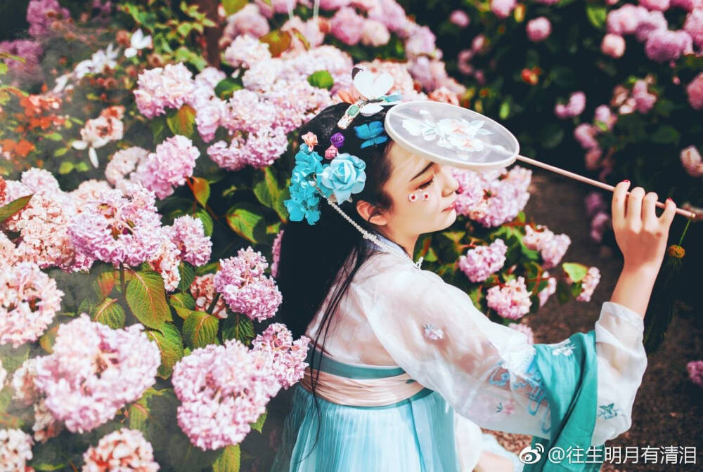 #汉服写真##古风，汉服#
《幻花妖蝶》
出镜：文文 贝贝
摄影后期：往生
师傅@小怀玩单反
服饰：@秋风挽华裳 @自在飞花
这种花开的时候，小蝶非要缠着主人，带她到人间的花海游玩，花仙落云神女，扭不过小蝶，只道到人间须得收敛自身法术修为，化为普通凡人才可此行。 ​