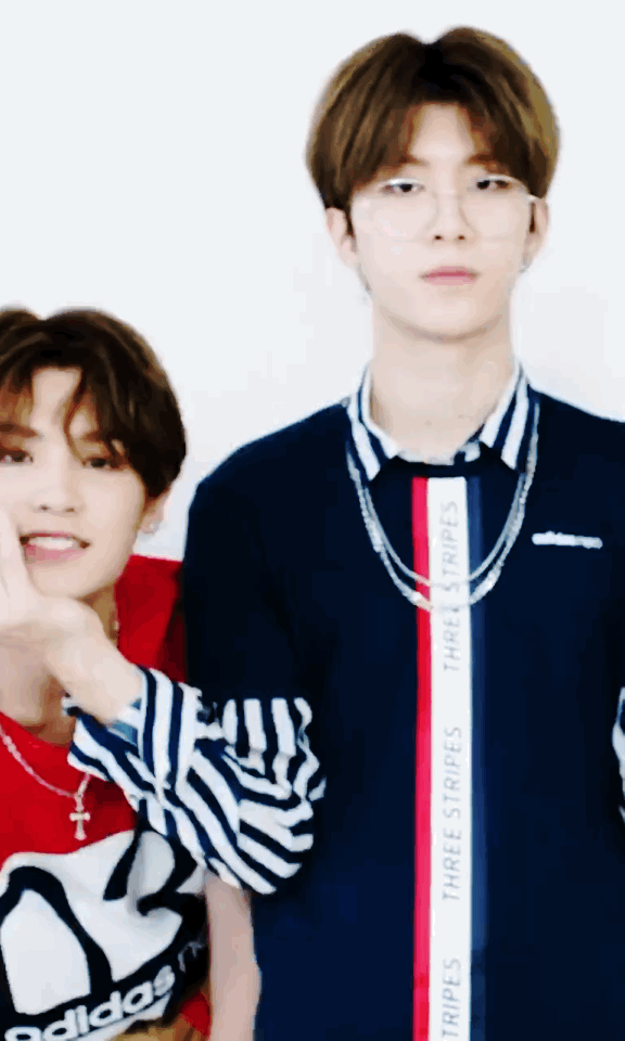 偶像练习生 范丞丞 黄明昊
#皇权富贵#
“范丞丞，我好爱你啊 ”
“丞丞才不会挤我”
“说什么皇权富贵”
“不想遇到Justin”