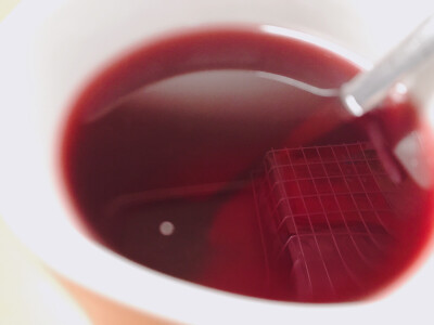 盛夏白瓷梅子汤