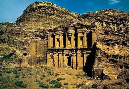 佩特拉（Petra）引是约旦的一座古城，位于约旦首都安曼南250公里处，隐藏在一条连接死海和阿卡巴海峡的狭窄的峡谷内。古代曾为重要的商路中心，厄多姆国的都城。