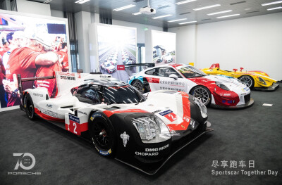 #SportscarTogether#摩擦摩擦，是时尚的步伐~ 你们知道6月8号是保时捷70周年的尽享跑车日吗？上海保时捷体验中心里，集经典和时尚于一身的老爷车和各代跑车悉数亮相，标志性的蛙眼大灯和高识别度的车身设计70年一脉…