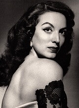 María Félix絕對是人生贏家，唯一的遺憾是她摯愛的獨子（也是她的頭號影迷）先她離逝。她分別於1968年、1975年在Cartier特別訂制的蛇形項鏈、鰐魚項鏈是時尚屆的稀世之珍，至今讓珠寶愛好者津津樂道。