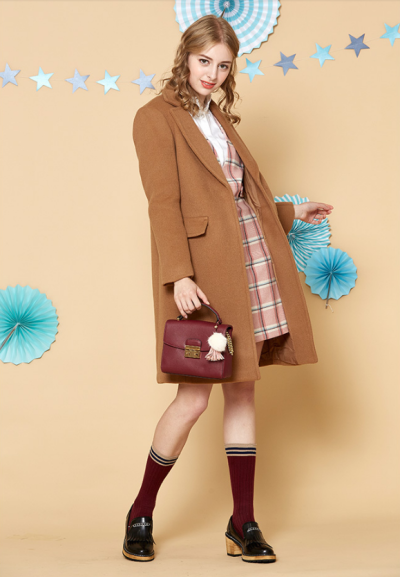 我躺下来，用一张报纸做枕头。高高在我上方的，是眨眼的星星，而当火车弯曲而行，这些群星便像在上上下下的画着弧形，望着它们，我睡着了。这天过去了－－我生命中所有天中的一天。明天又会是另外一天，而我依然年轻…