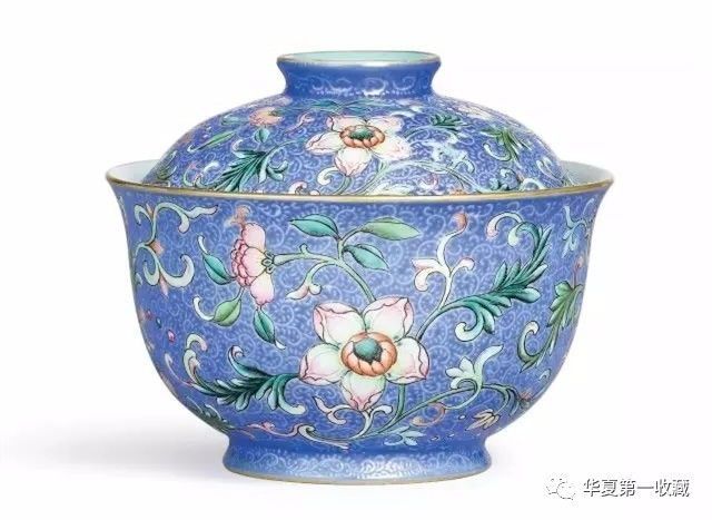 清乾隆 蓝地洋彩轧道花卉纹盖钟，高9.8厘米，成交价格：670万港币，中国艺术珍品专场