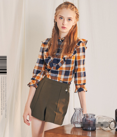 总有一些时光，要在过去后，才会发现它已深深刻在记忆中。多年后，某个灯下的晚上，蓦然想起，会静静微笑。那些人，已在时光的河流中乘舟而去，消失了踪迹，心中，却流淌着跨越了时光河的温暖，永不消逝。