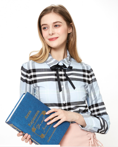 他在伦敦的星空的写下：你是我唯一星辰。
她在小镇星空写下：而你却是我整片星空