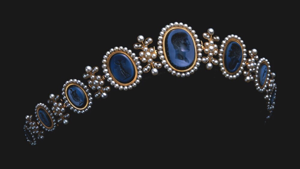 Bandeau 王冠，by Chaumet，约1810年
采用黄金制作，镶嵌珍珠和玛瑙。这顶王冠专为拿破仑的妹妹 Caroline Murat 设计，镶嵌9颗凹雕玛瑙，分别呈现9个希腊神话中的场景。