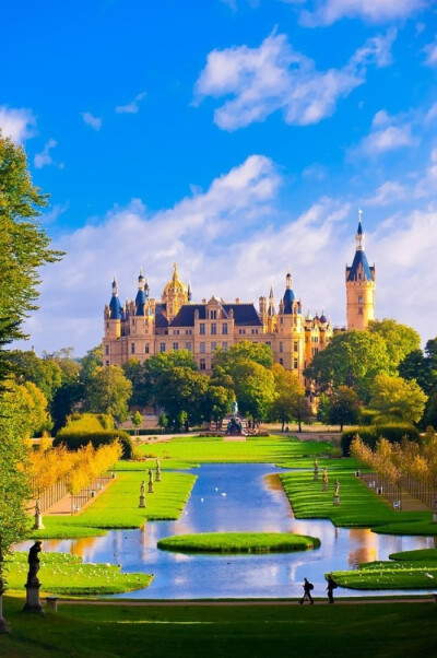 Schwerin Castle(Schweriner Schloss), Schwerin,Germany。什未林城堡，是一座位于德国城市什未林市中心的岛屿宫殿。今天它是德国梅克伦堡-前波美拉尼亚州州议会的会址。过去它长时期是梅克伦堡公爵和大公的王宫。 …