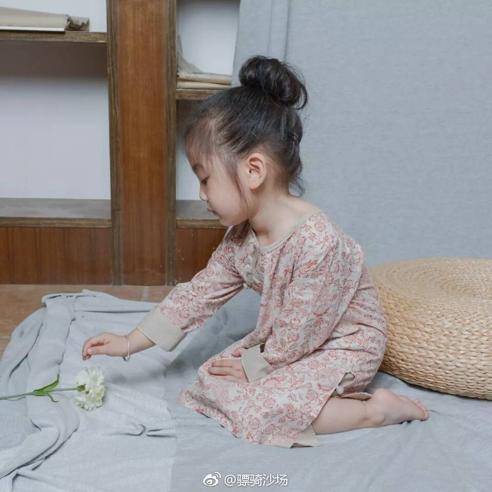 用油画把女儿画成中式小仙女，南京有个叫万里的年轻爸爸，是个画家，家里有两个小女儿，3岁和5岁。他画女儿有3年了，每天要画10小时❁´◡`❁)*✲ﾟ*↘ 丨摄影师 ​