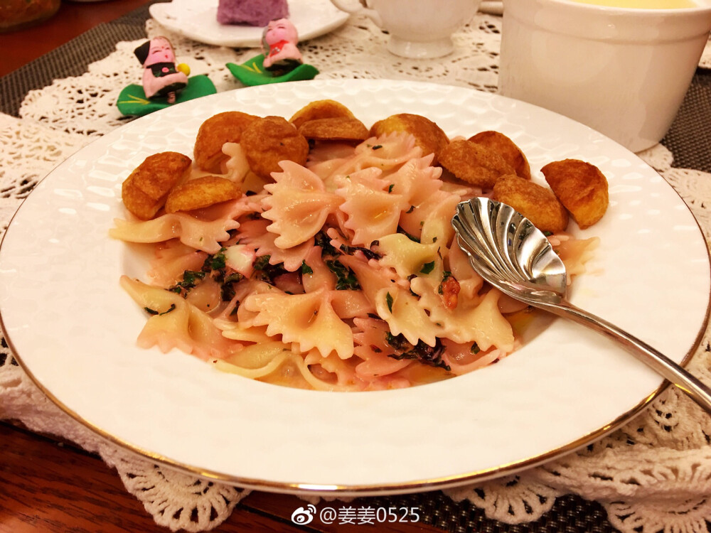 #姜姜的美食每刻#周四，早上好！今日早餐：紫薯糕，黄桃，蝴蝶面，蒸蛋，牛奶
#一件事，就算再美好，一旦没有结果，就不要再纠缠，久了你会倦，会累；一个人，就算再留念，如果你抓不住，就要适时放手，久了你会神伤，会心碎。有时，放弃是另一种坚持，你错失了夏花绚烂，必将会走进秋叶静美。任何事，任何人，都会成为过去，不要跟它过不去，无论多难，我们都要学会抽身而退。#