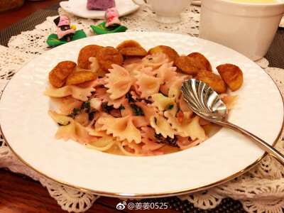 #姜姜的美食每刻#周四，早上好！今日早餐：紫薯糕，黄桃，蝴蝶面，蒸蛋，牛奶
#一件事，就算再美好，一旦没有结果，就不要再纠缠，久了你会倦，会累；一个人，就算再留念，如果你抓不住，就要适时放手，久了你会神…