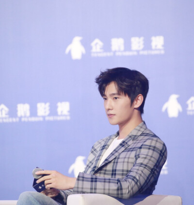 杨洋 180613 视节论坛(cr:杰拉尔顿蜡花)