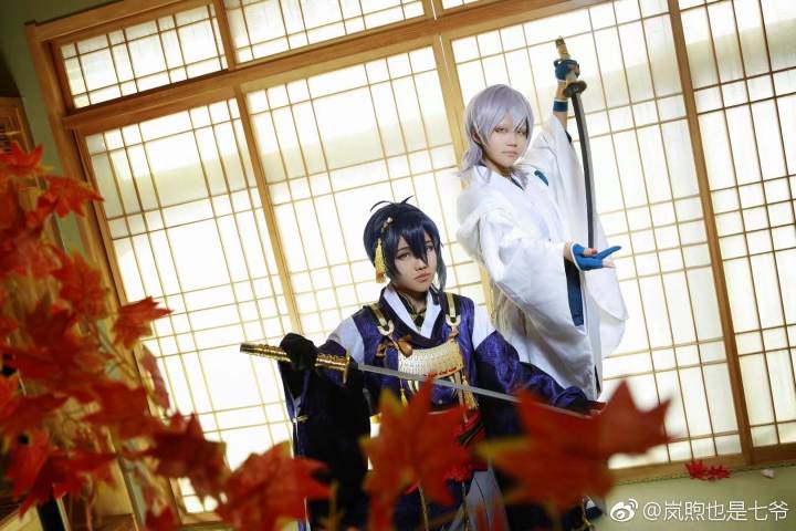 [cp]#刀剑乱舞##cos正片##劳扩##三日鹤#
唷，我是鹤丸国永。我这样突如其来的出现吓到了吗？
三日月宗近。锻治中打除刃文较多，因此被称为三日月。多多指教了。
『鹤丸国永』:@coser-格格
『三日月宗近』:@岚煦也是七爷 （原po）
『妆娘』:@二狗也要努力减肥
『phx』:教主
『后期』:@不是乳糕是雪糕
『后勤』:晴子
感谢上面的所有人，谢谢~
这次片子可能还不太成熟，有欠缺的地方，我们以后还会更加努力的?。?！(? ??_??)?[/cp]