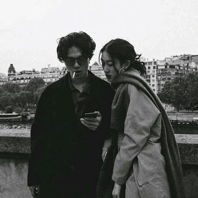 “风也吹过，雨也来过，在阴冷的天气抱着你躲进被窝，耳鬓厮磨。雪也下过，晴也停过，在暖和的日子牵着你漫步悠悠，安然喜乐。一年四季想陪你度过，世间琐事想与你做，此生也只想同你尝尽烟火。”