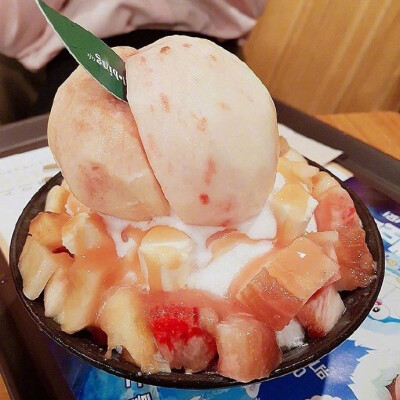 韩国甜品店DESSERT CAFE SULBING推出的水蜜桃沙冰，夏天，能安慰我的也只有桃子和西瓜了 ​