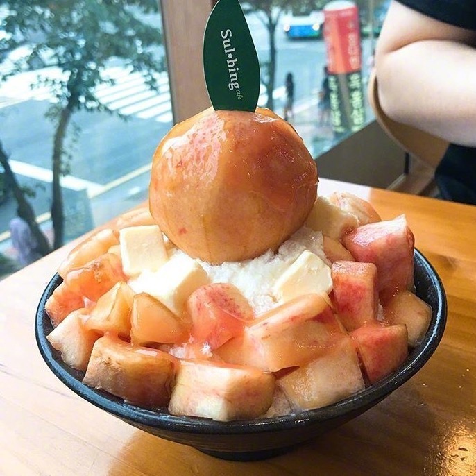 韩国甜品店DESSERT CAFE SULBING推出的水蜜桃沙冰，夏天，能安慰我的也只有桃子和西瓜了 ​