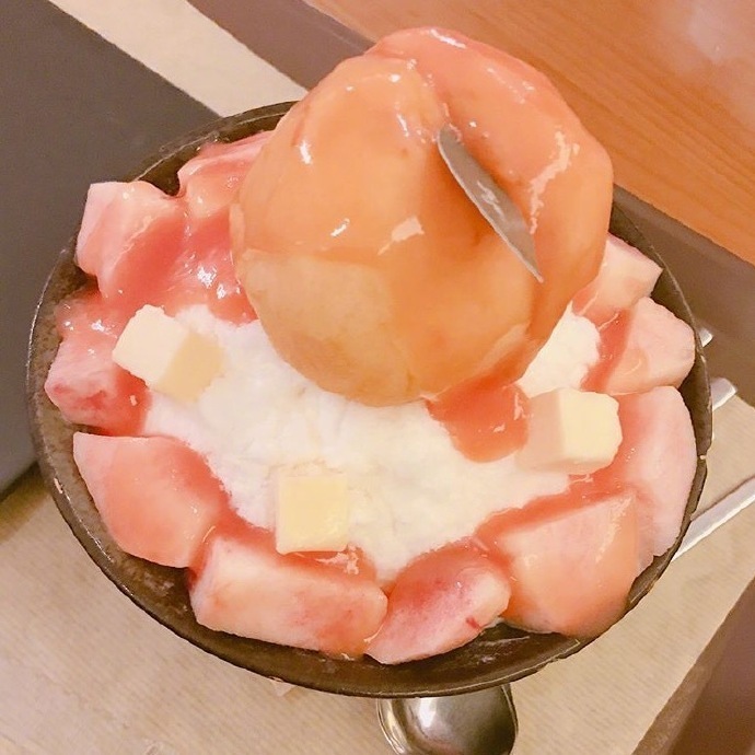 韩国甜品店DESSERT CAFE SULBING推出的水蜜桃沙冰，夏天，能安慰我的也只有桃子和西瓜了 ​