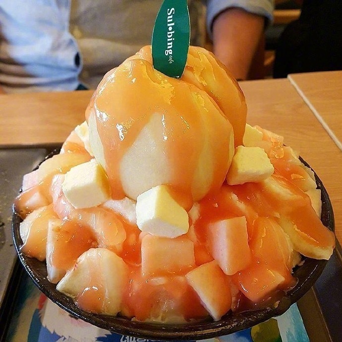 韩国甜品店DESSERT CAFE SULBING推出的水蜜桃沙冰，夏天，能安慰我的也只有桃子和西瓜了 ​