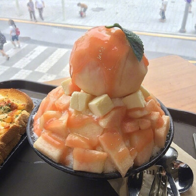 韩国甜品店DESSERT CAFE SULBING推出的水蜜桃沙冰，夏天，能安慰我的也只有桃子和西瓜了 ​