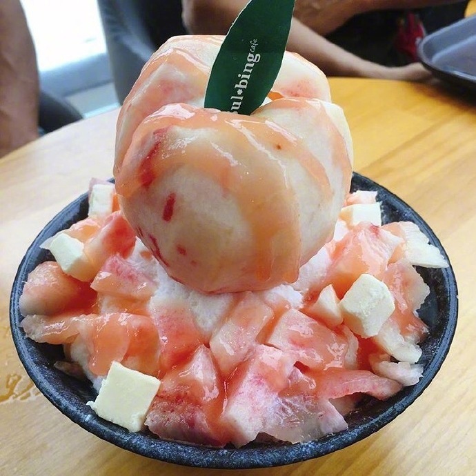 韩国甜品店DESSERT CAFE SULBING推出的水蜜桃沙冰，夏天，能安慰我的也只有桃子和西瓜了 ​