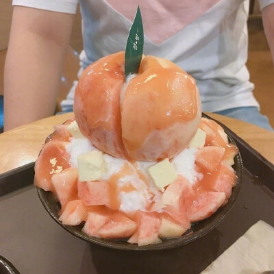 韩国甜品店DESSERT CAFE SULBING推出的水蜜桃沙冰，夏天，能安慰我的也只有桃子和西瓜了 ​